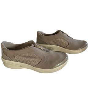 NIB Bzees Women's Florence Sneaker Size 7.5 Zip Trainer Casual Shoe Gray Fabric